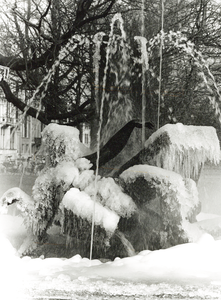 301236 Afbeelding van het met ijs bedekte beeldengroep Het feest der Muzen van Joop Hekman in het plantsoen van het ...